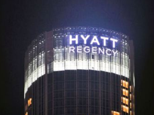 降臨城市夜幕，幕墻發(fā)光字璀璨奪目的背后故事